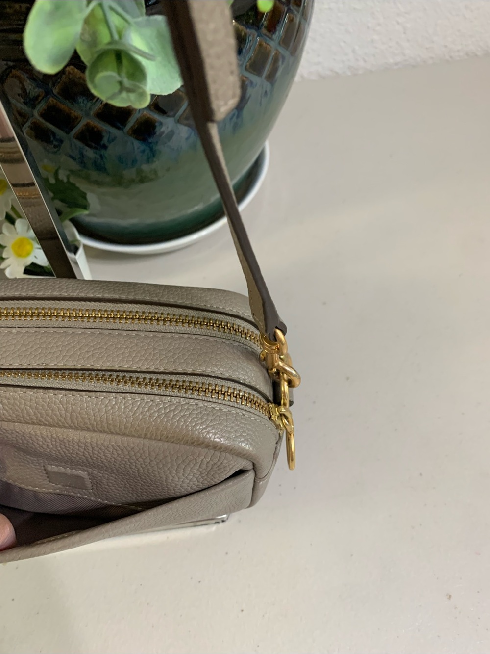 👜💕Tory Burch Robinson Pebbled Leather Crossbody Bag in Taupe - Picture 6 of 10